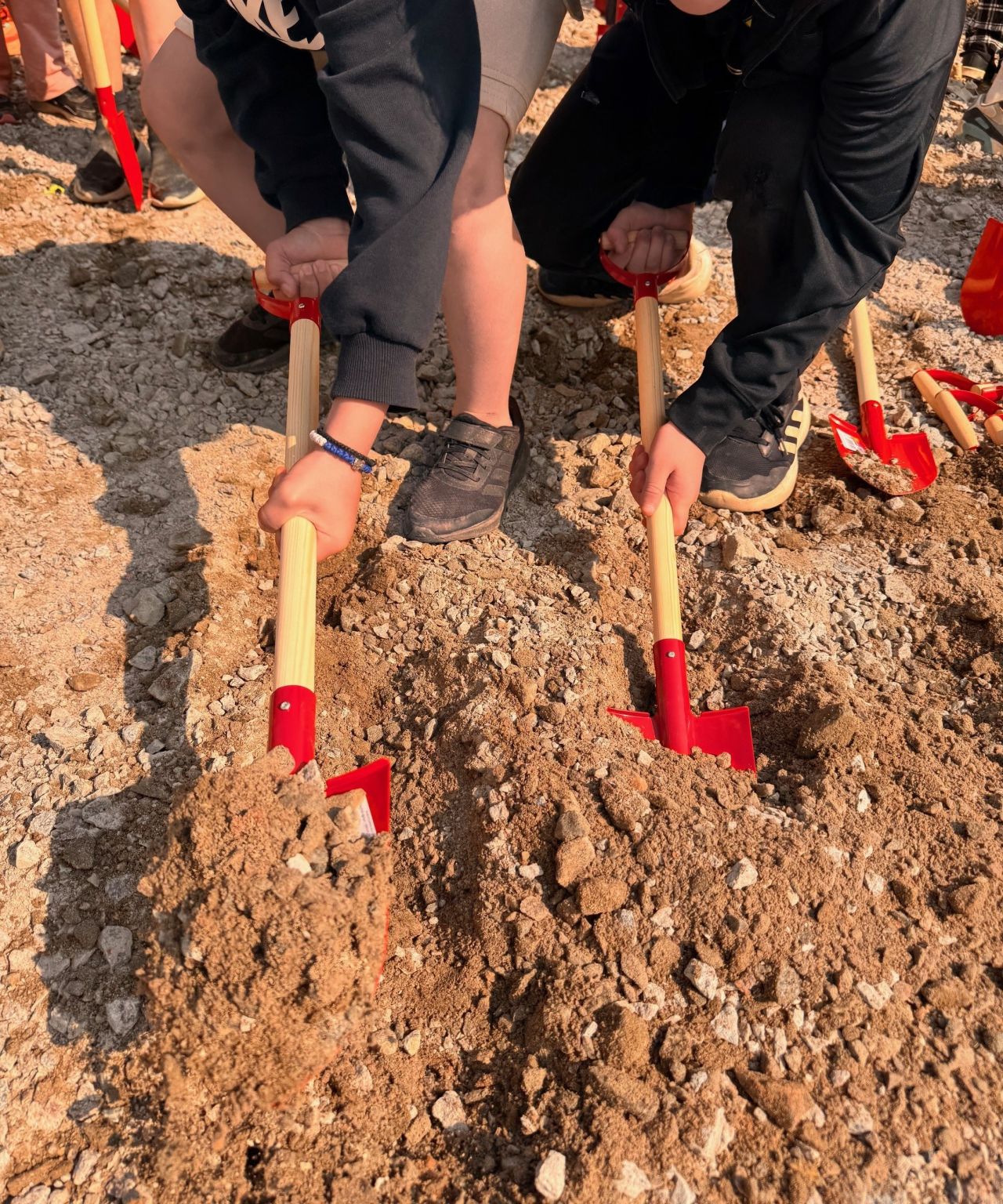 Elever från Byängsskolan tar första spadtaget av nya Täby Parkskolan