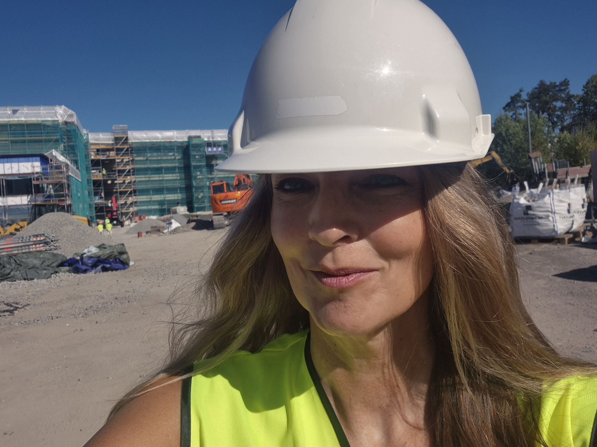 Jennie Maevy och 8a på besök på bygget av nya Taby Parkskolan