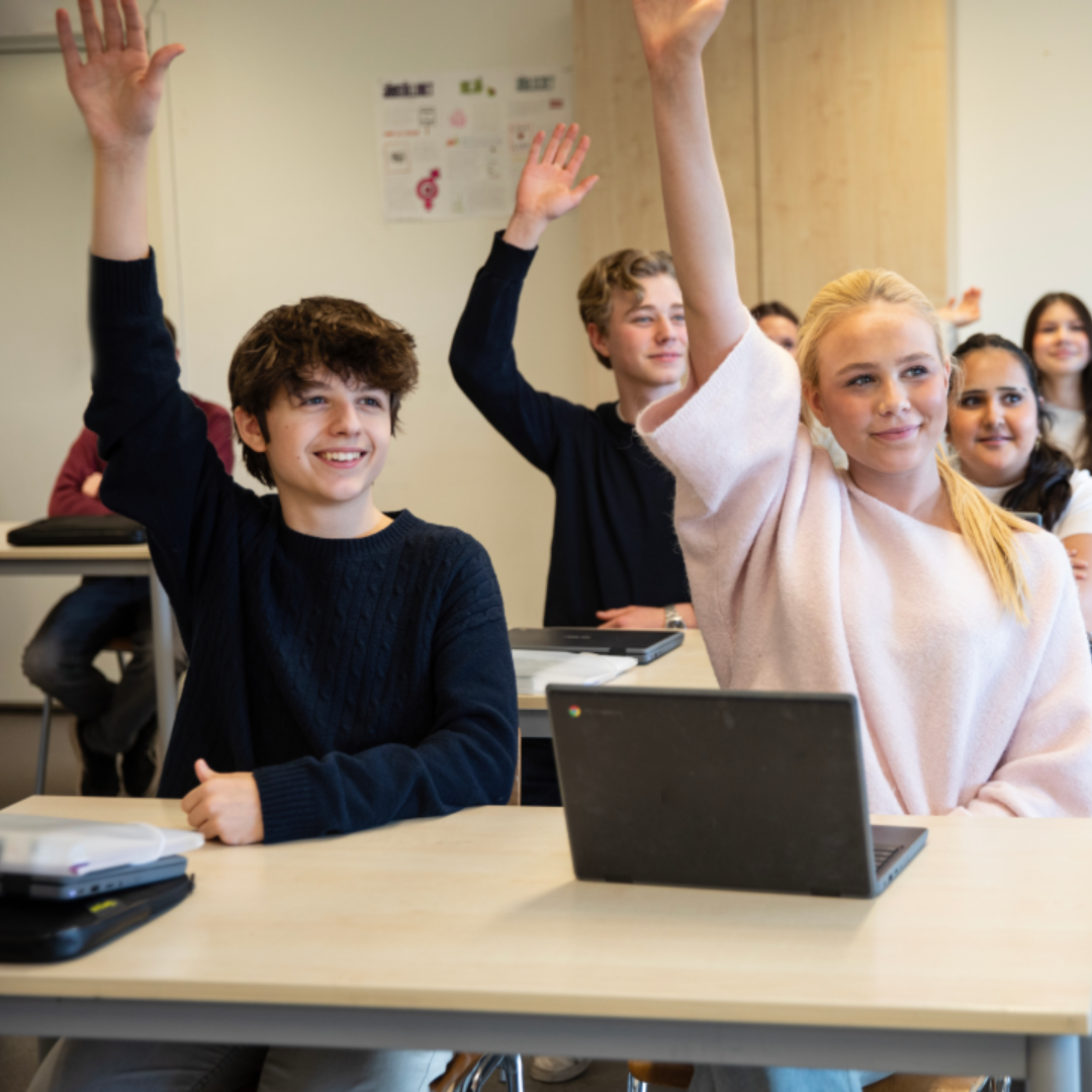 Elever i grundskola i Byängsskolans klassrum räcker upp handen och är glada. Byängsskolan blir Täby Parkskolan.
