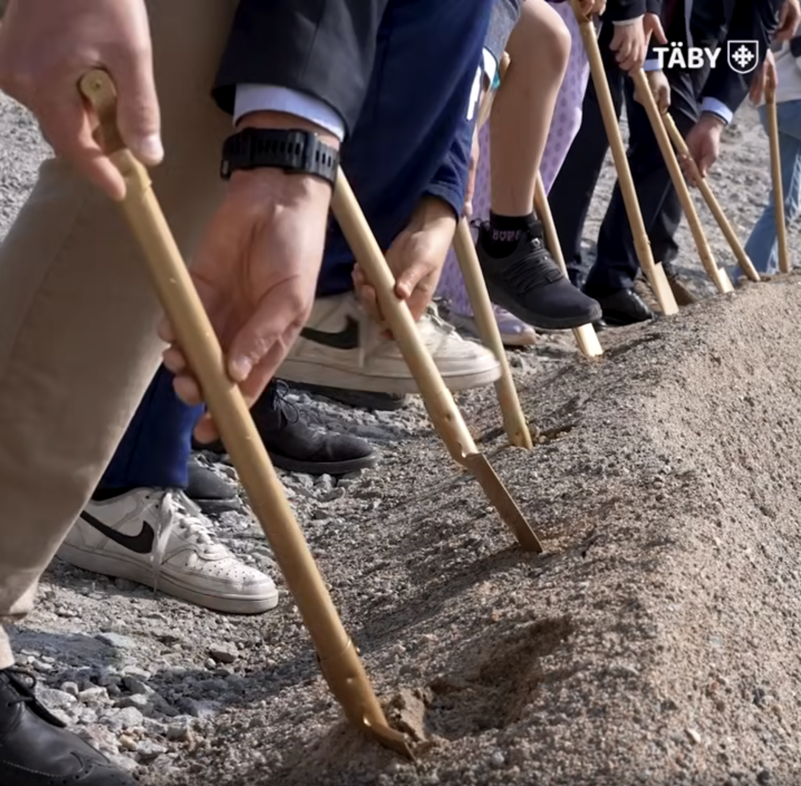 Elever från Byängsskolan tar första spadtaget av nya Täby Parkskolan